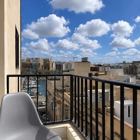 Bright & Spacious 3br In Ta Xbiex, Full Ac & Wifi Apartment *